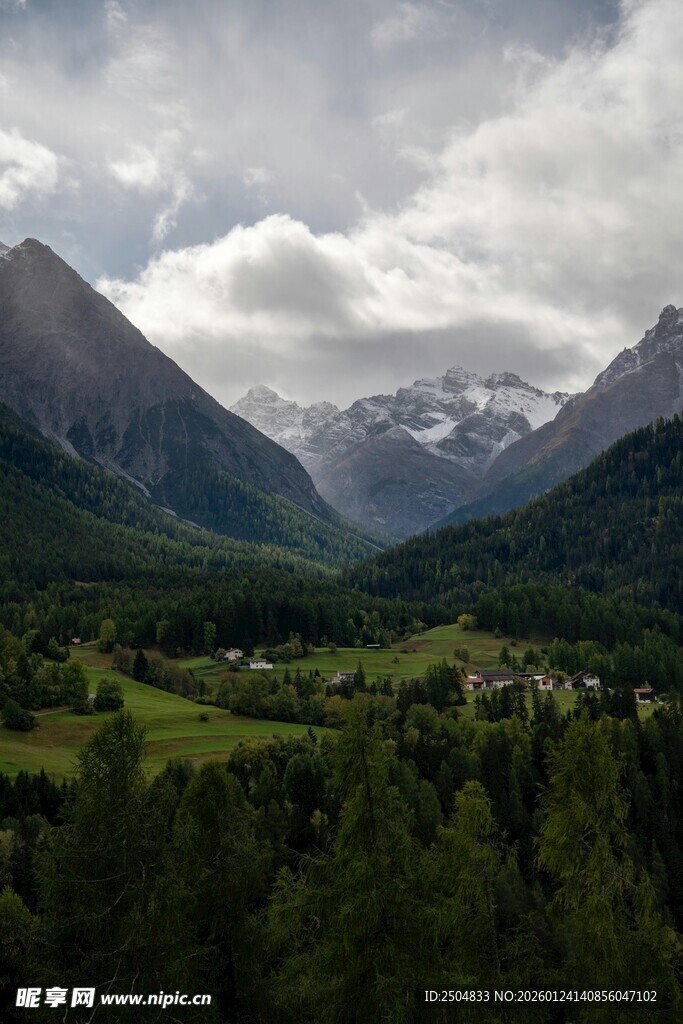 山间绿野 云雾缭绕的美景