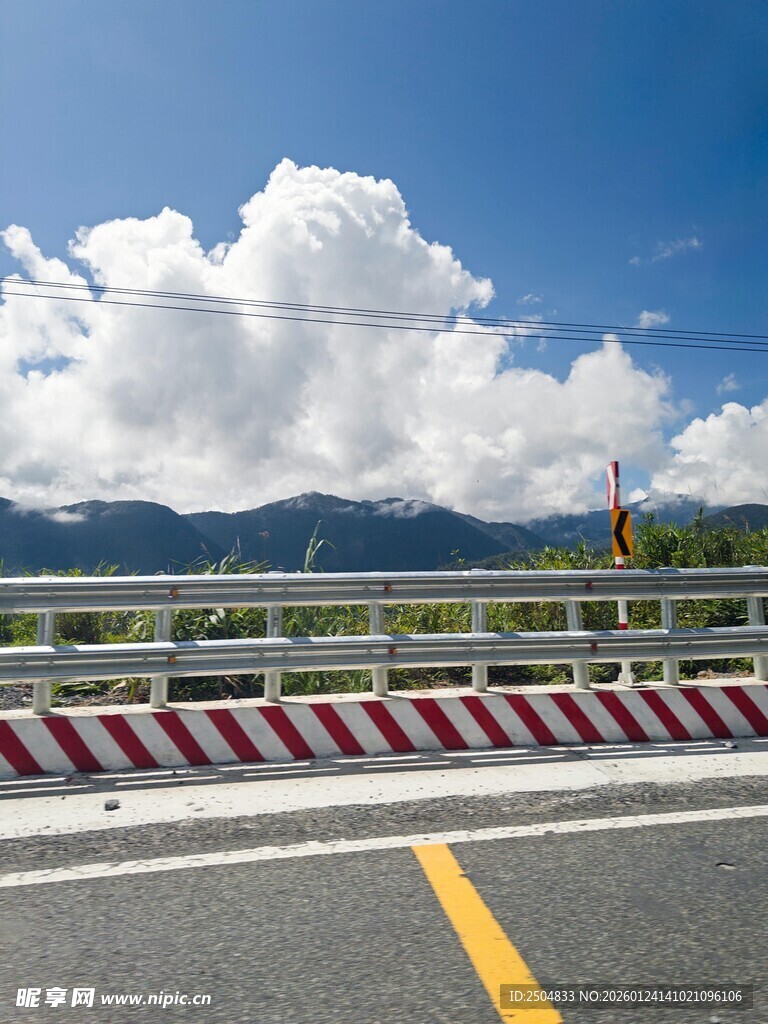 公路风景 蓝天白云护栏