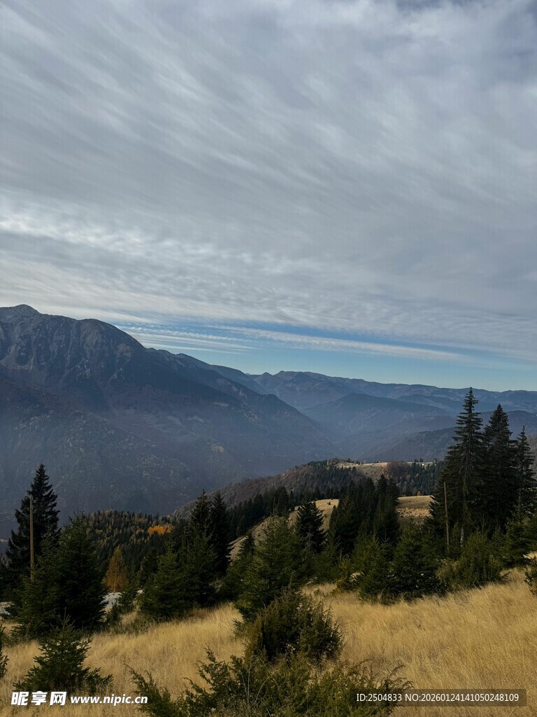 山间景致 云雾缭绕的自然美
