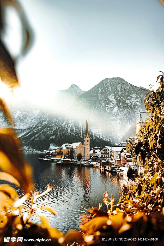 湖畔小镇的梦幻山水景致