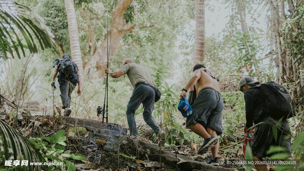 丛林徒步小队探索自然