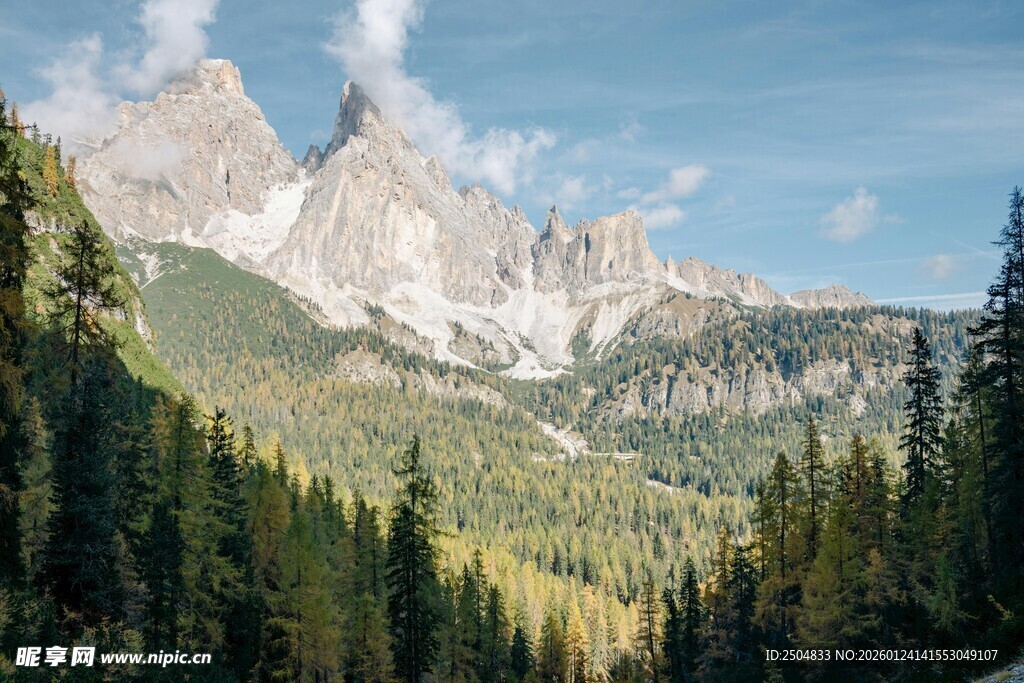 壮丽山林间的巍峨山峰