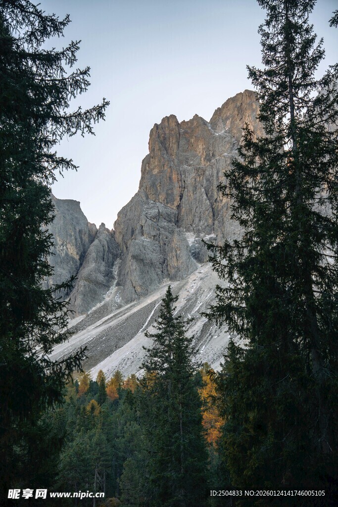 山林间的巍峨壮丽山峰