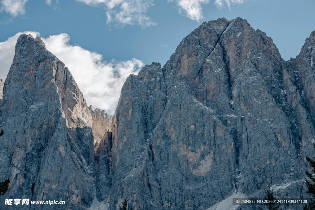 巍峨高山 蓝天白云相伴