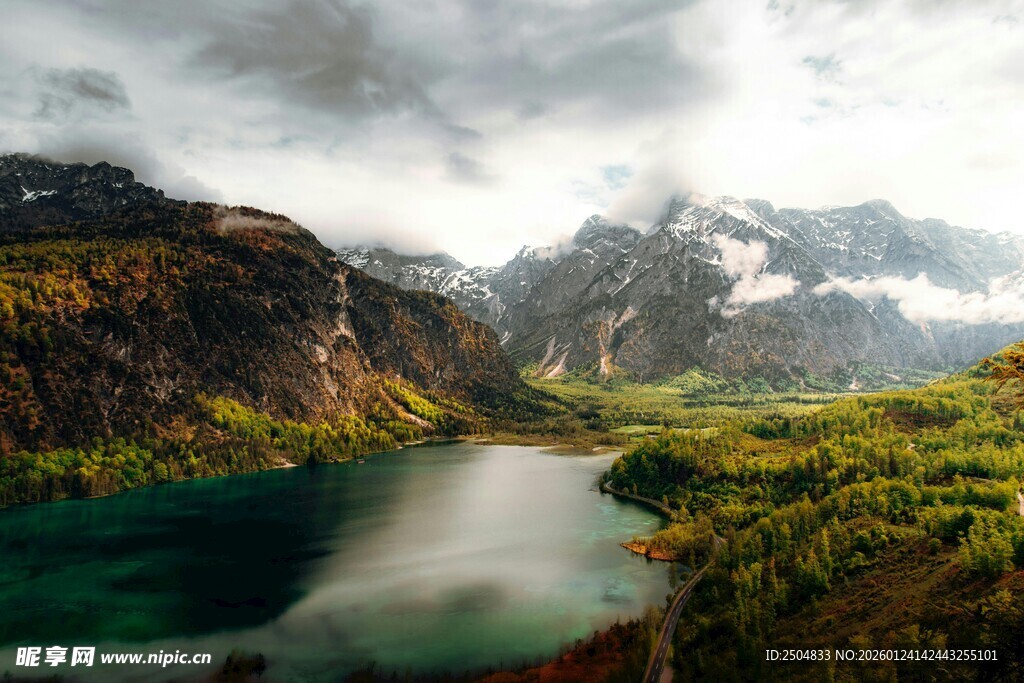 山间幽湖 云雾缭绕之景