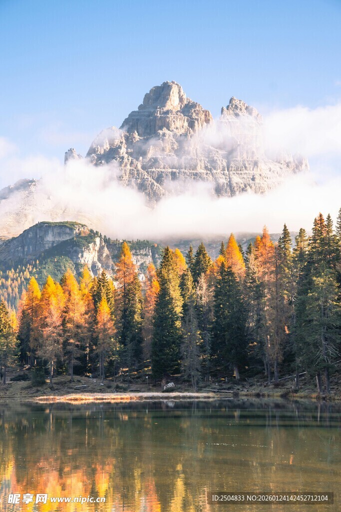 秋日山林湖畔美景