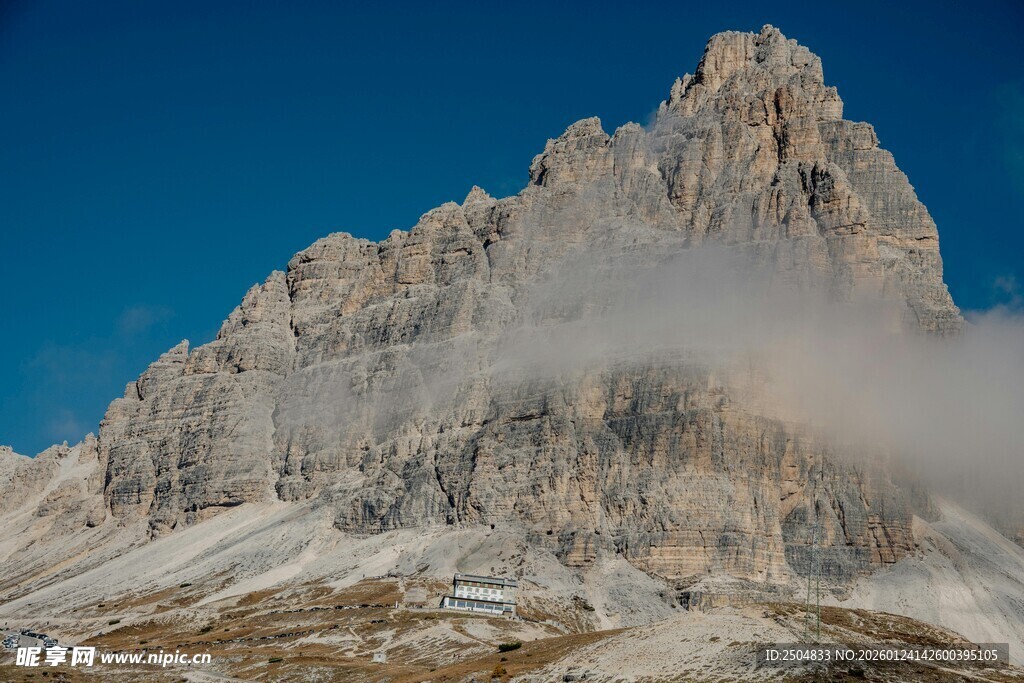 云雾缭绕的巍峨雪山