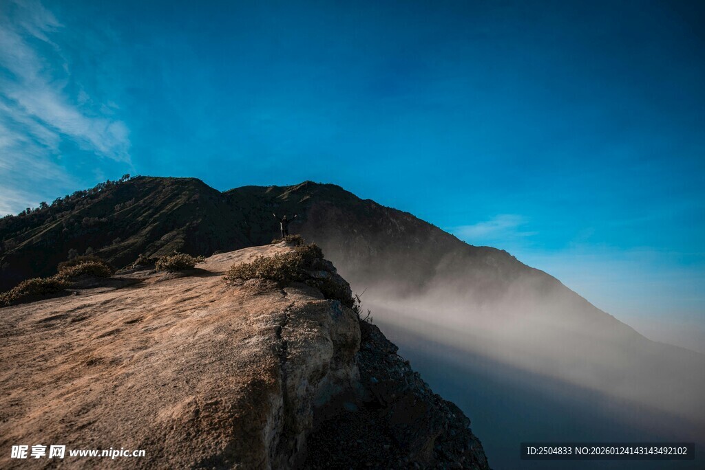 山巅云雾间的壮美风光