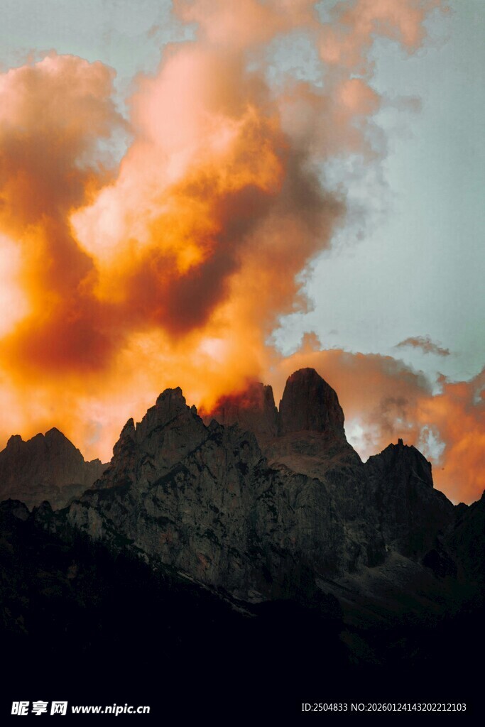 夕阳映染下的壮丽山峦