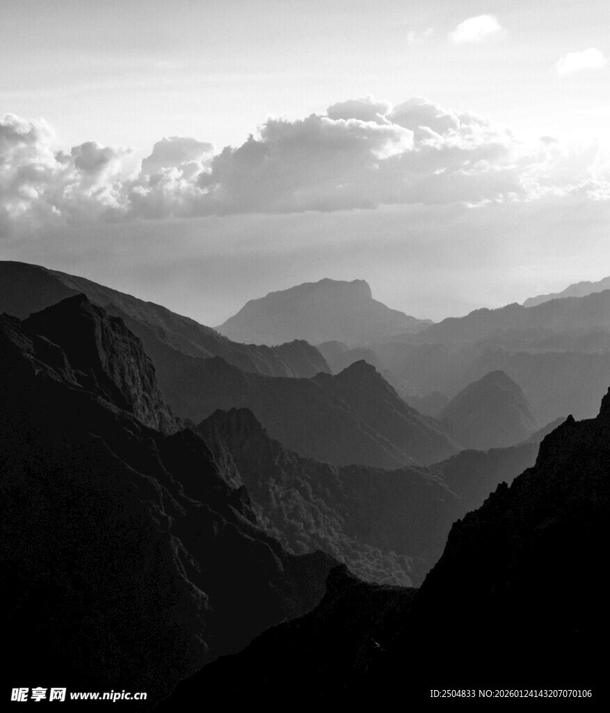 黑白远山风景图