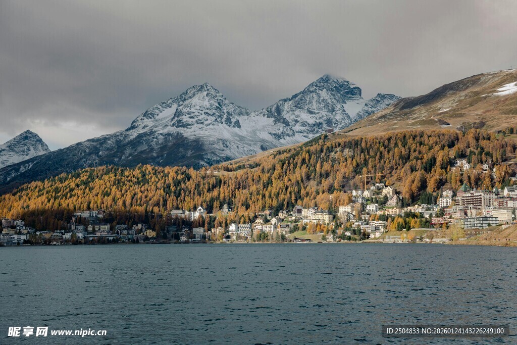 湖畔雪山小镇秋日美景