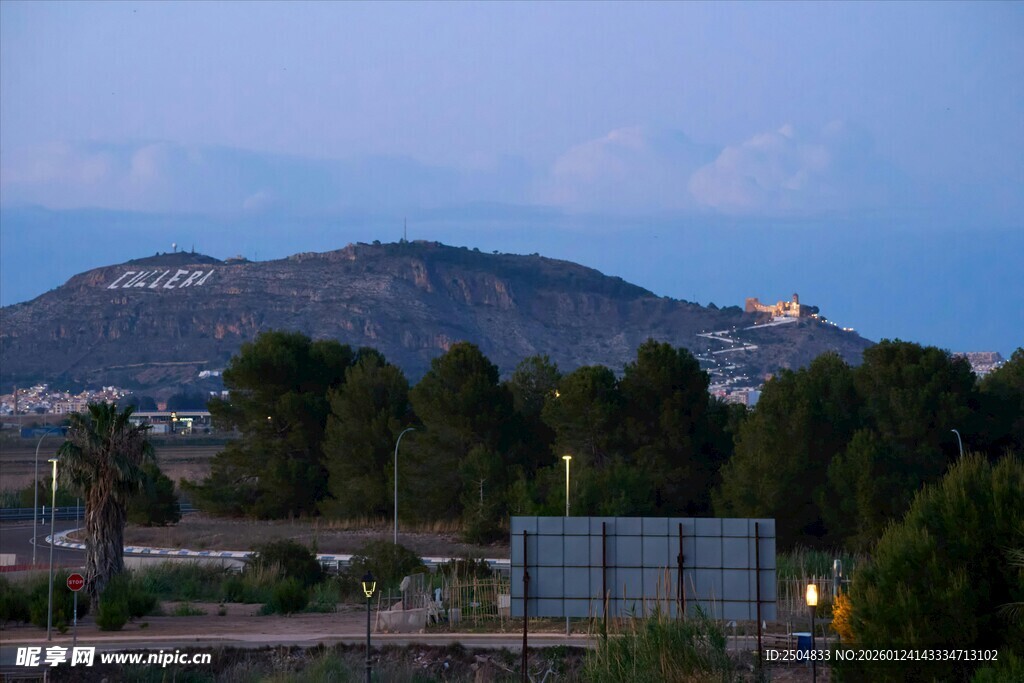 黄昏下的山林与远处建筑
