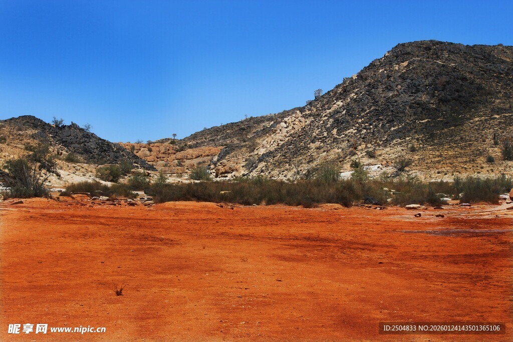 红色旷野与远山风景
