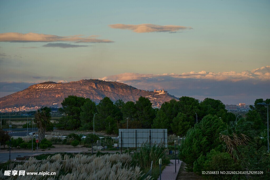 黄昏下的远山与村落景色