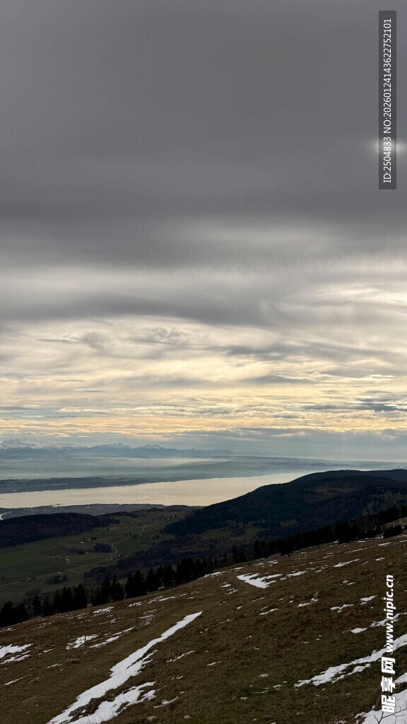 山间雪景与多云天空