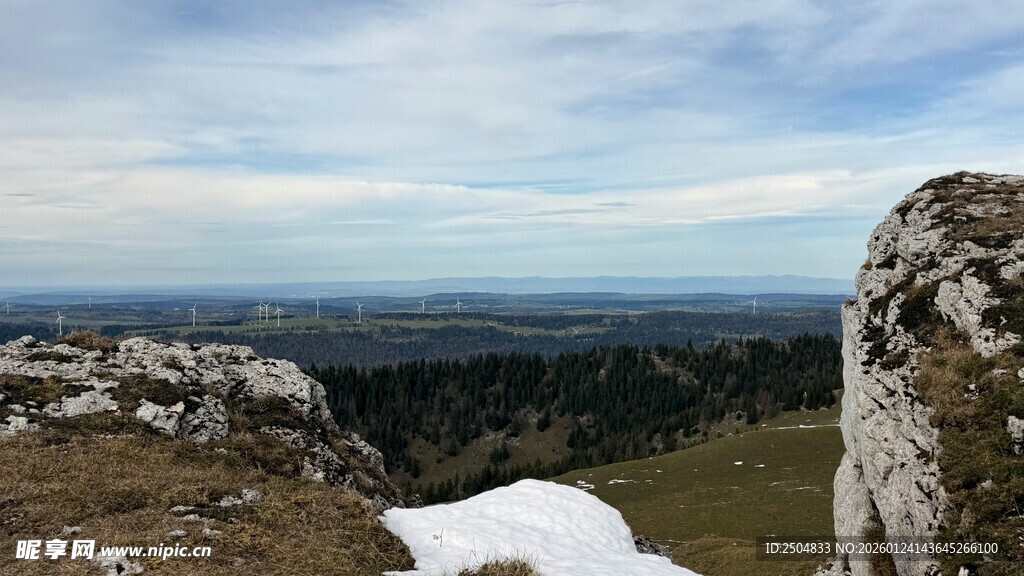 山顶远眺壮丽景色