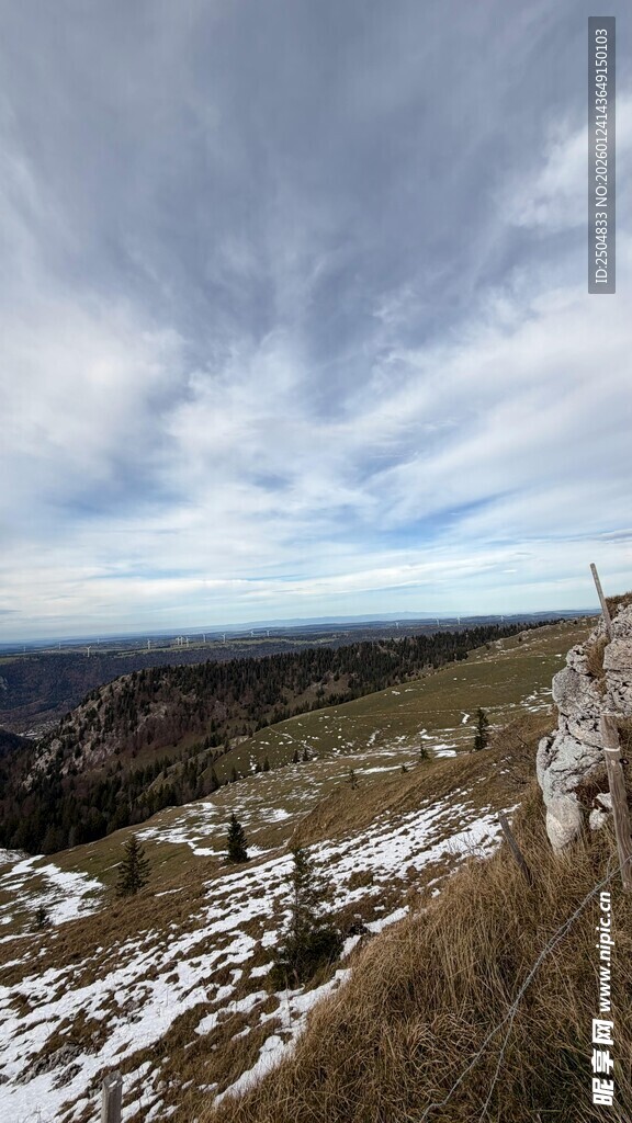 雪山草地间的壮阔风景