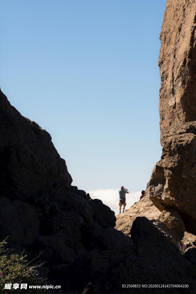 山间徒步者 探索自然之美