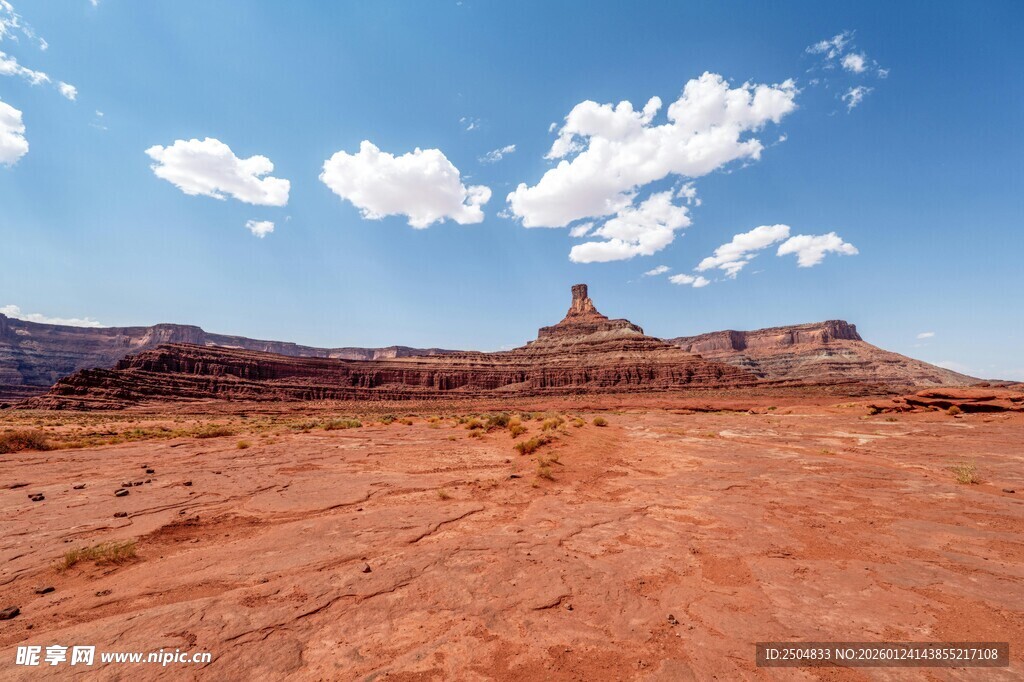  漠中的孤峰壮丽景观