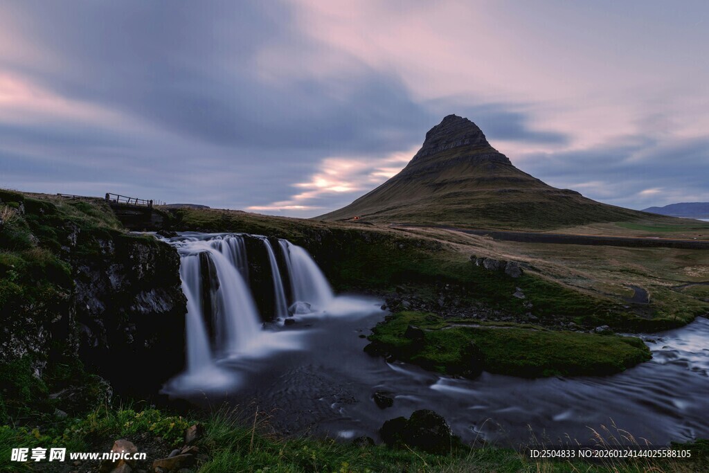冰岛瀑布与远山美景