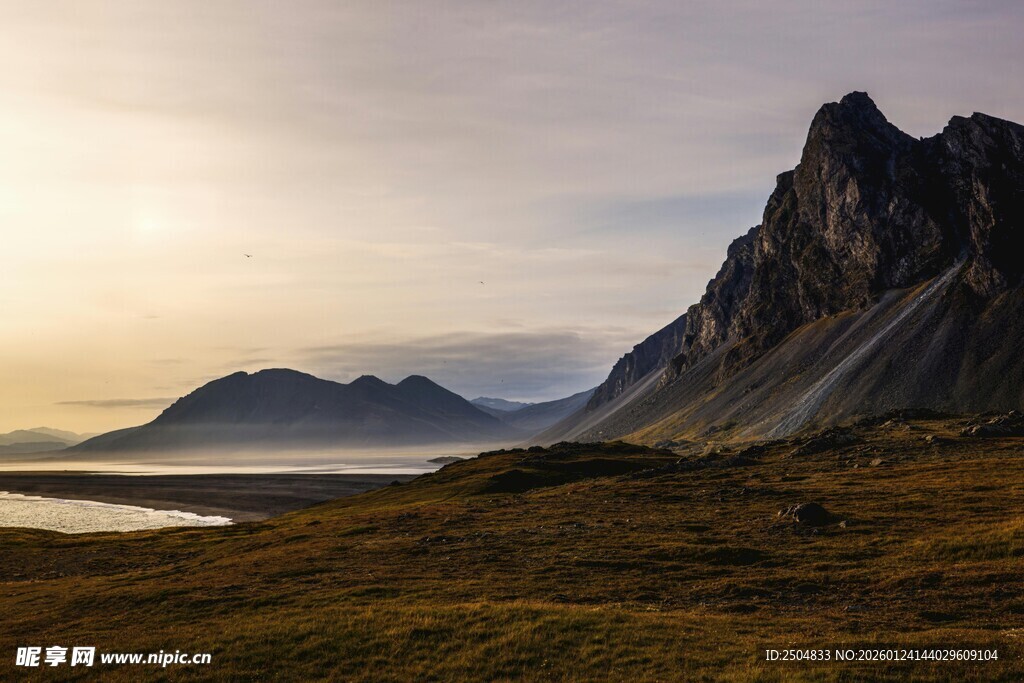黄昏下的壮美山峦与湖泊