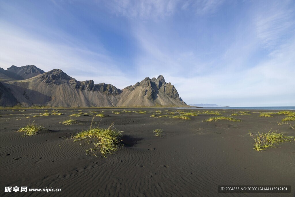 冰岛黑沙滩与远处山峦景观