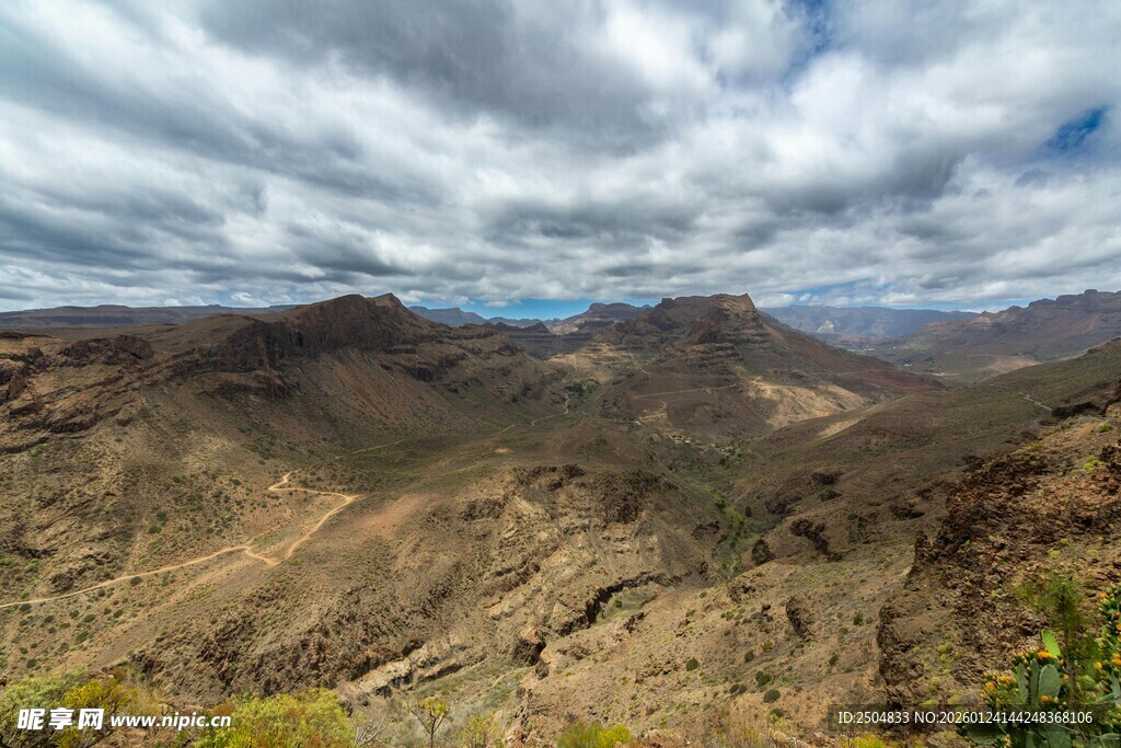 壮丽山景与多云天空