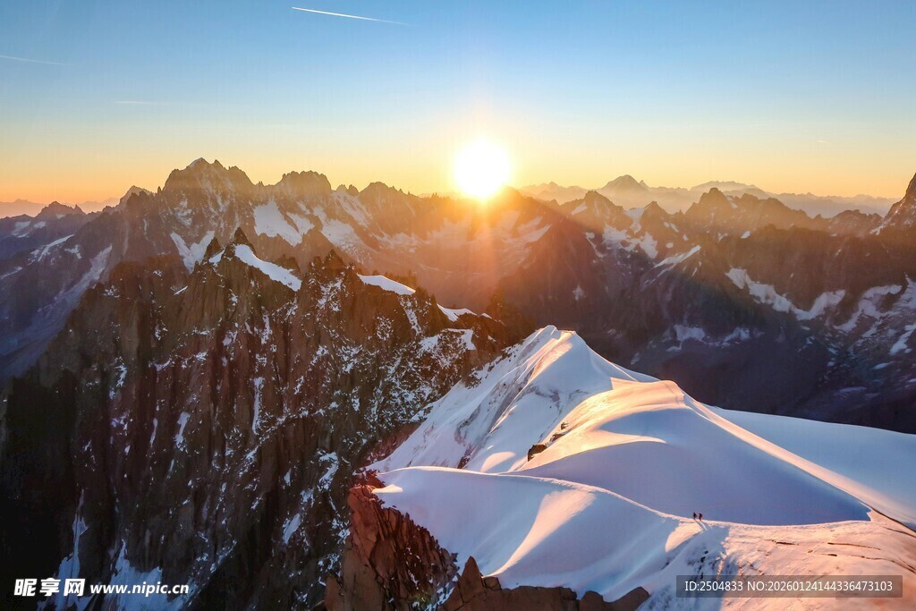 雪山日出壮丽美景