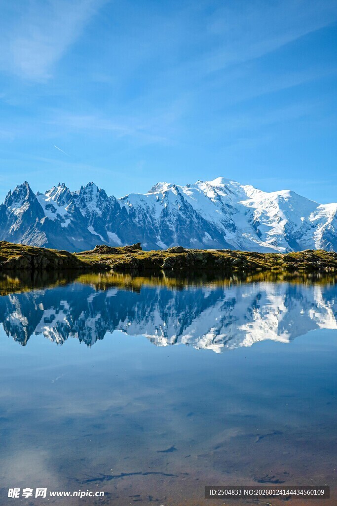 雪山倒映湖面的绝美风光