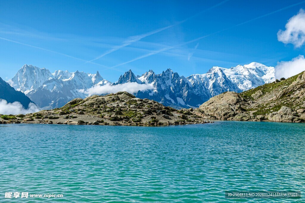 高山湖畔的绝美风光