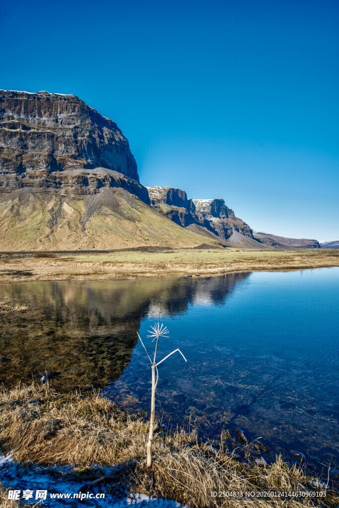 壮丽山水间的静谧湖泊