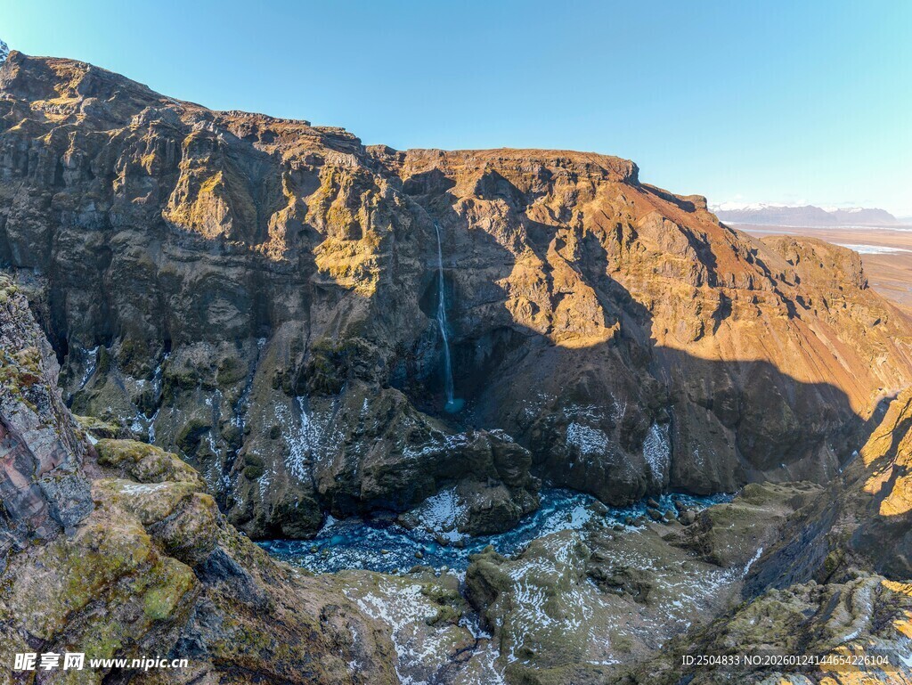 壮丽山景下的深邃峡谷