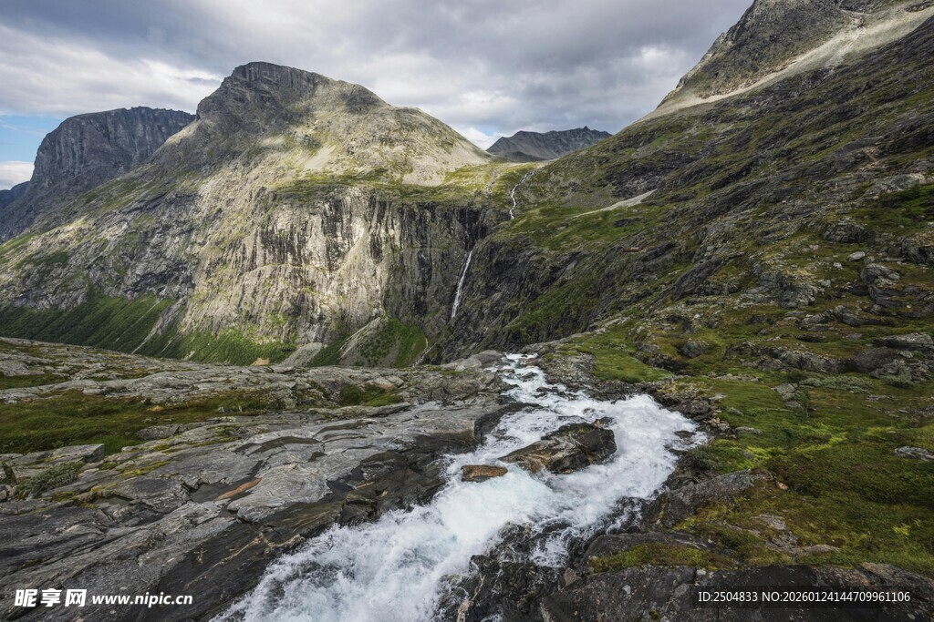 山间溪流 壮美自然景观