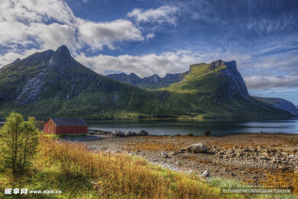 北欧风光中的美丽山水小屋