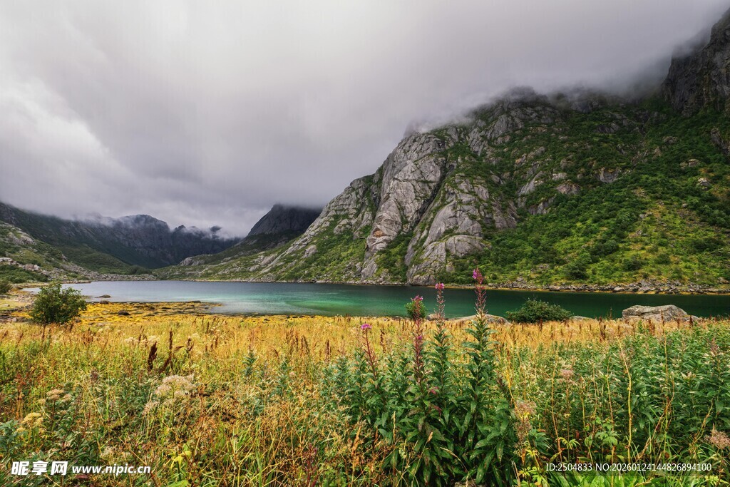 山间湖畔的自然美景