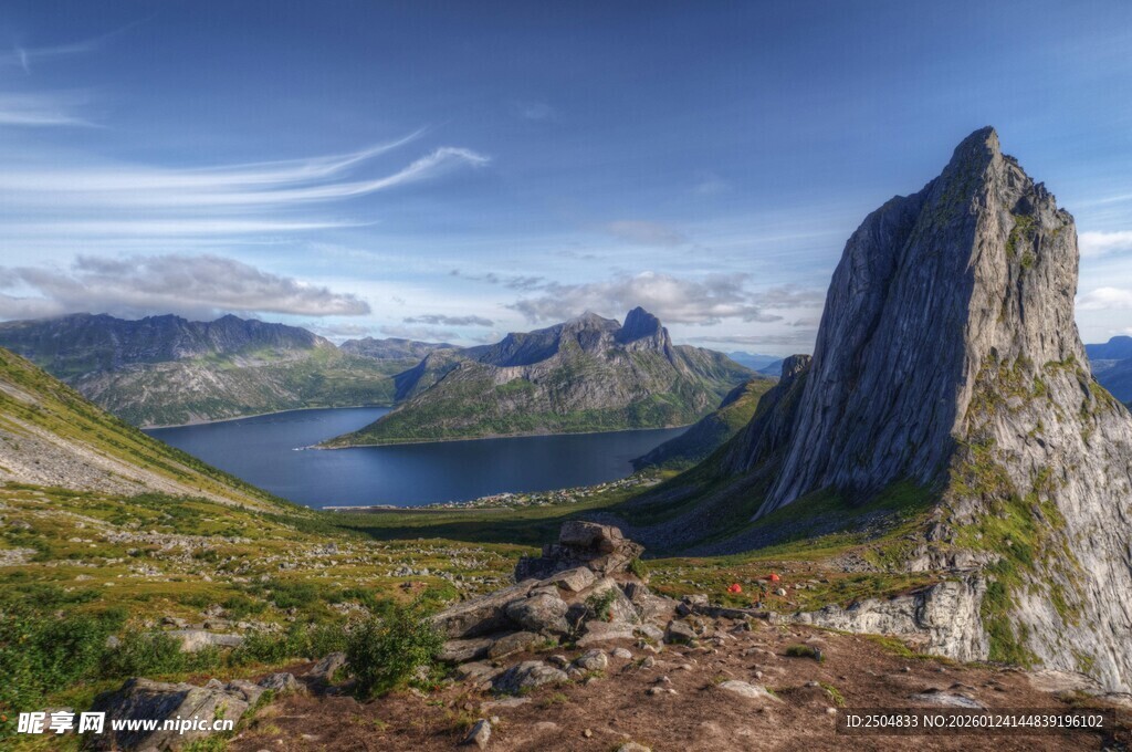 壮丽山景与静谧湖泊风光