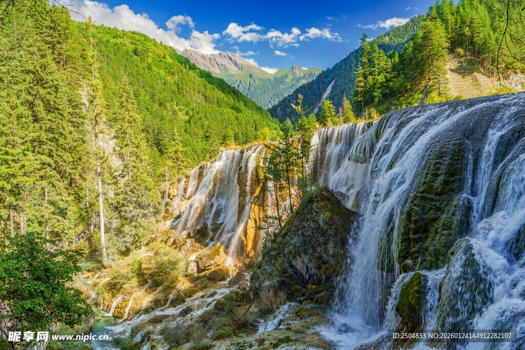 山间壮丽瀑布景观