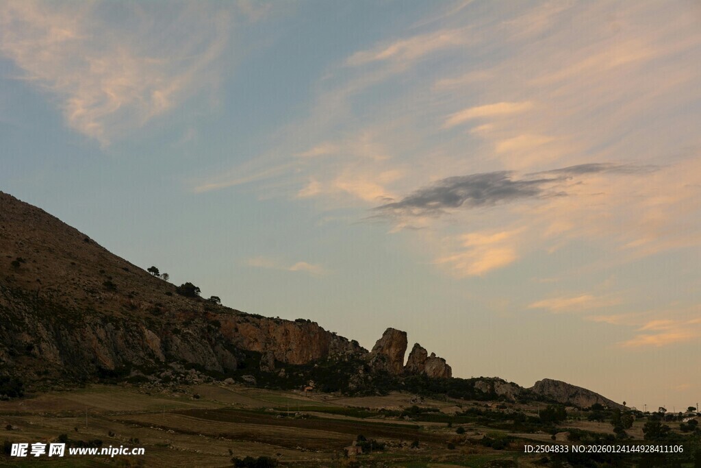 黄昏下的山峦与天空美景