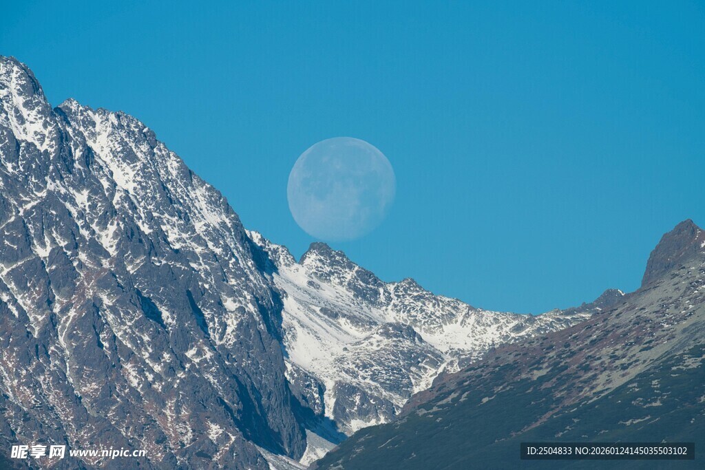雪山映月美景