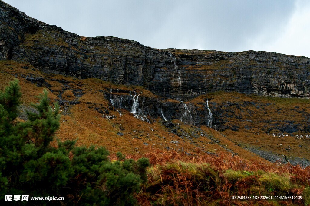 山间秋色中的壮美瀑布景观