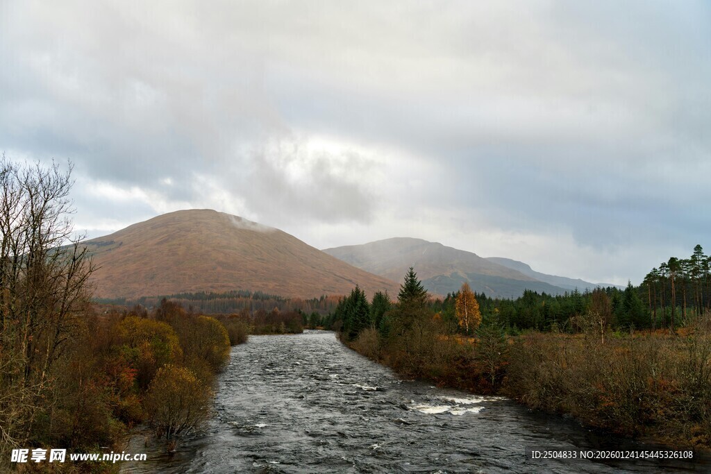 山间溪流旁的壮丽山景