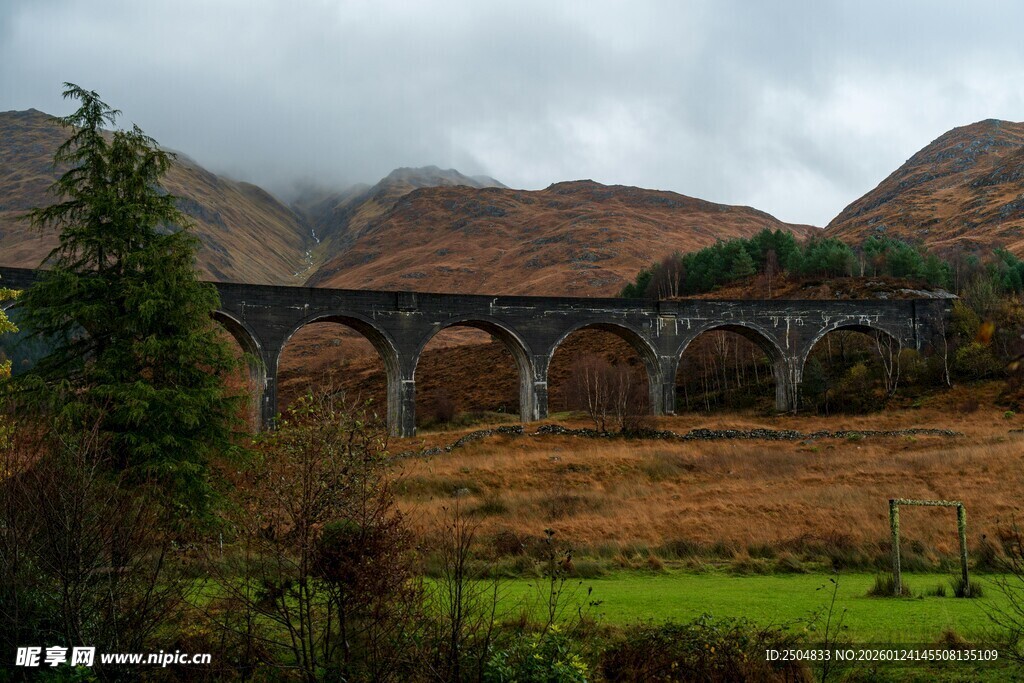 苏格兰山谷中的古老石桥