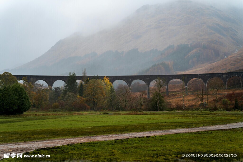 山间高架桥 秋景如画