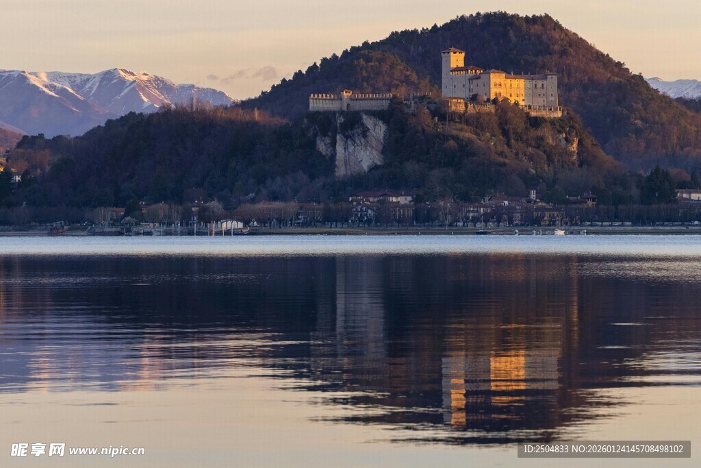 湖畔山峦城堡美丽景致