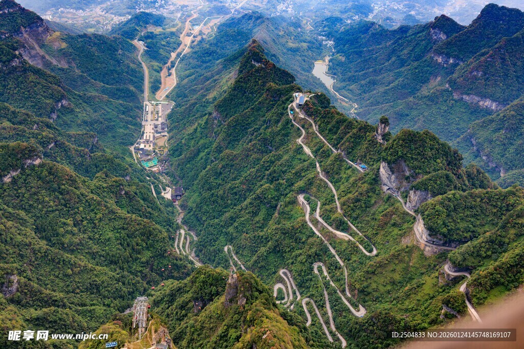 壮丽山间公路俯瞰美景