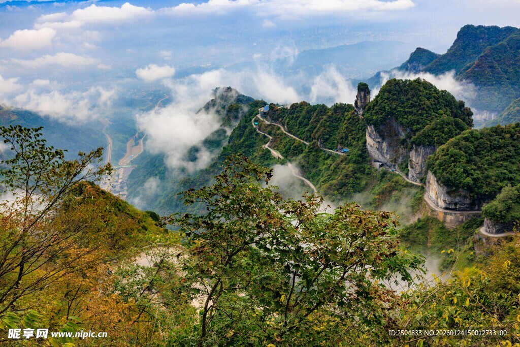 云雾缭绕的壮美山峦景色