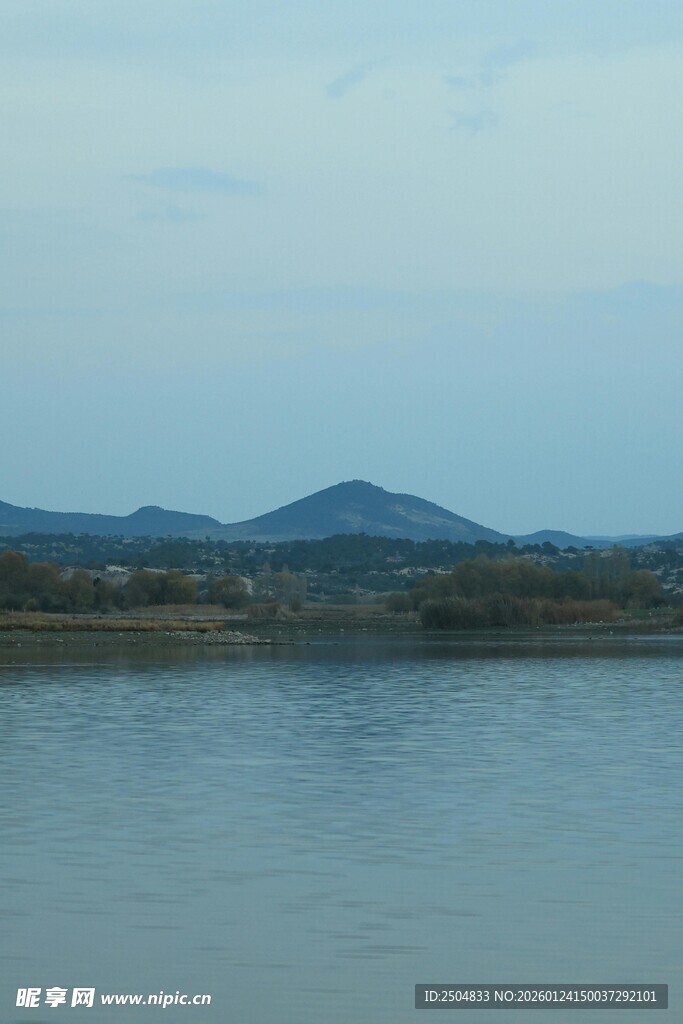 宁静湖面与远处山峦