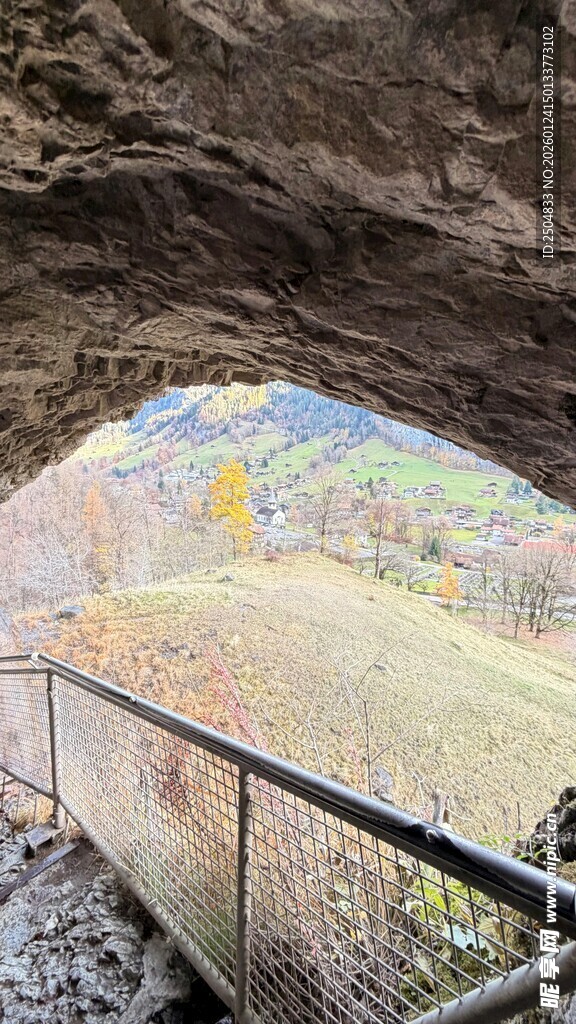 山洞外的自然风景