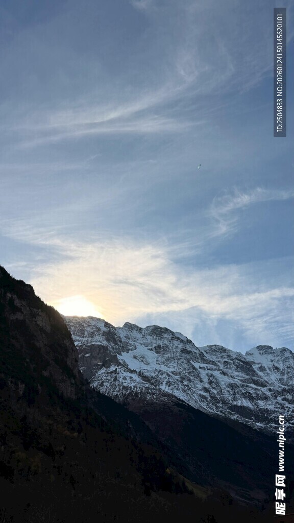 雪山蓝天壮丽自然景观