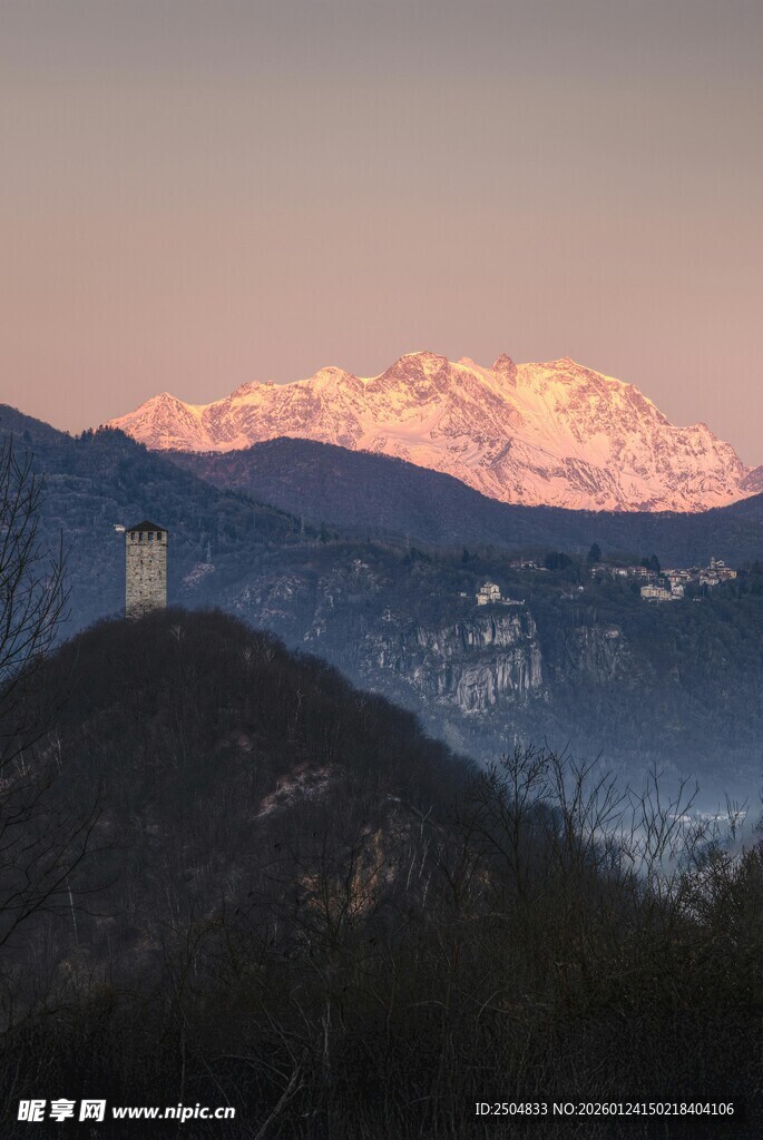 夕阳下的山峦与古老建筑
